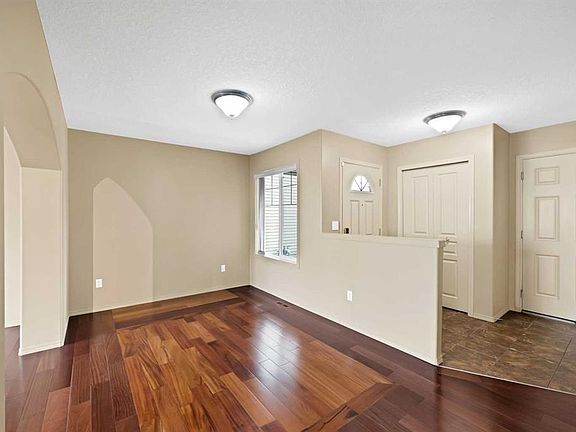 2nd image of 10 S Bridlerange Cir SW