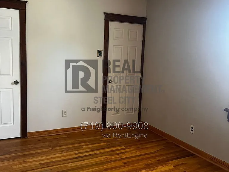 1520 E 8th St — Photo 13