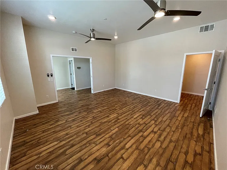 501 W Maple Ave — Photo 18