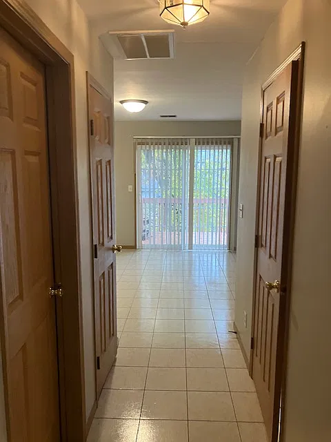 1 bed, 1.5 bath, 850 sqft, $1,300 — Photo 3