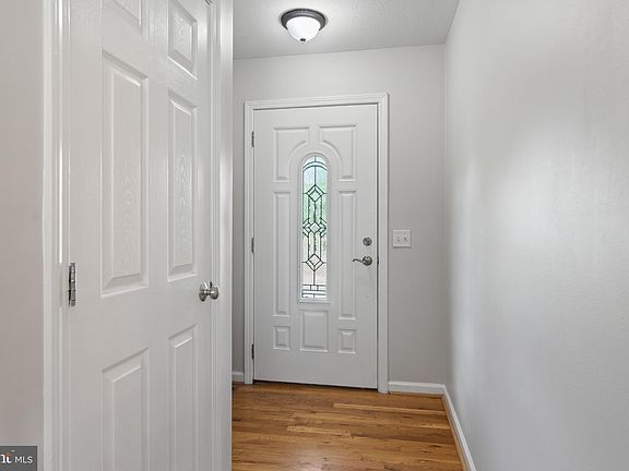 5th image of 224 Derby Ln