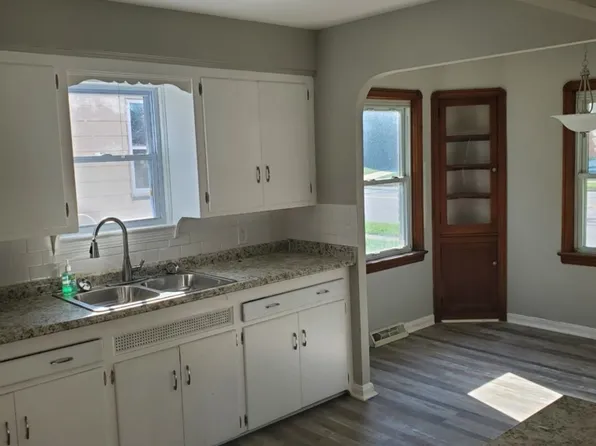 8112 Snow Rd, Parma, OH 44129