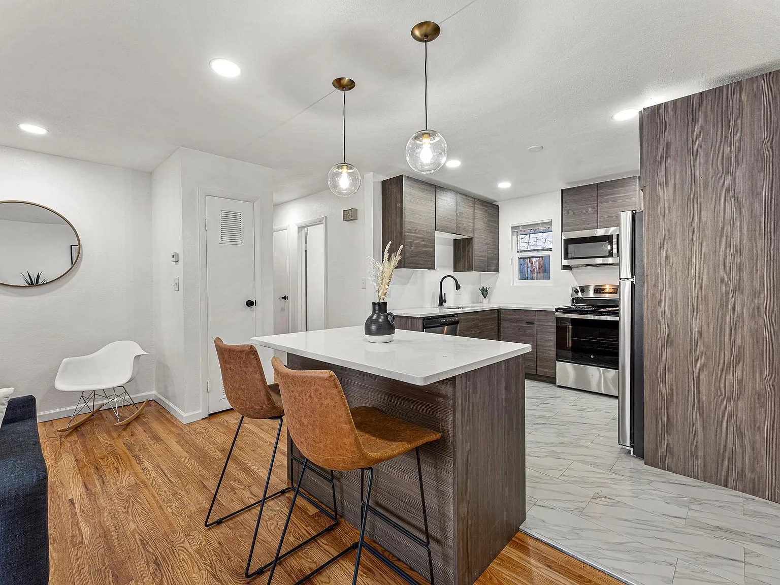 2 bed, 800 sqft, $3,300 — Photo 2