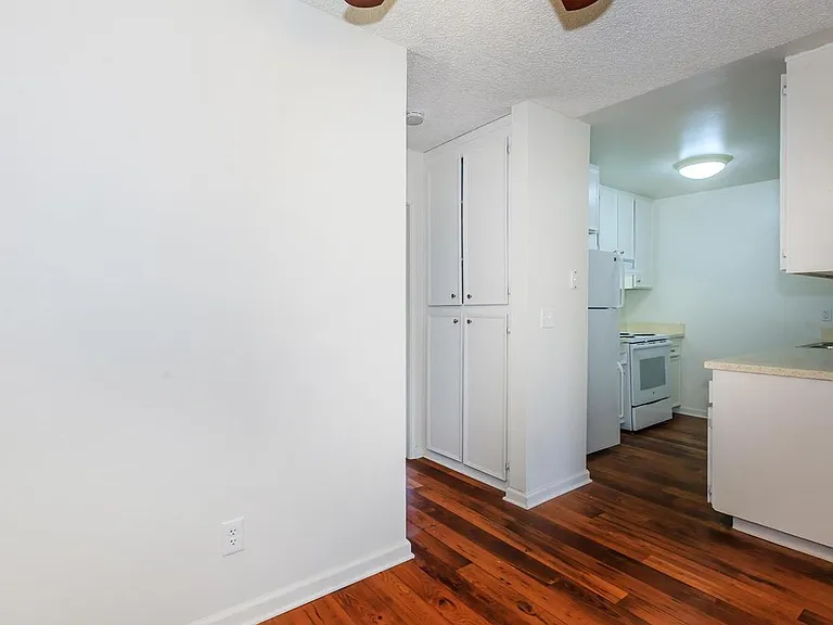 Sun Valley Gardens Apartments — Photo 12