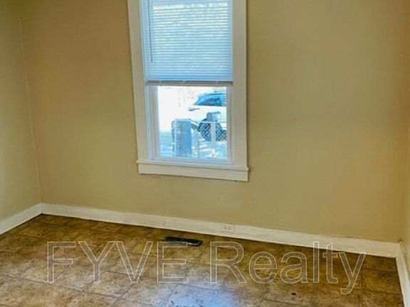 4th image of 2739 E Surrey Dr