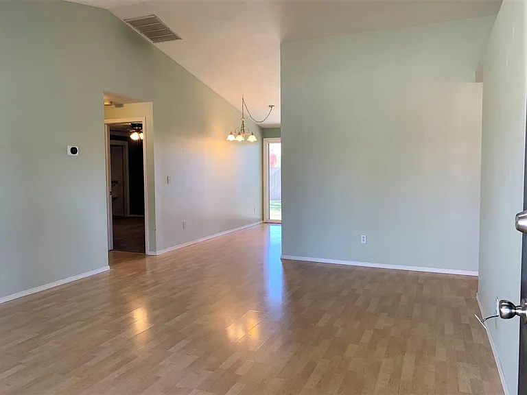 6902 N Prescott Ave — Photo 4