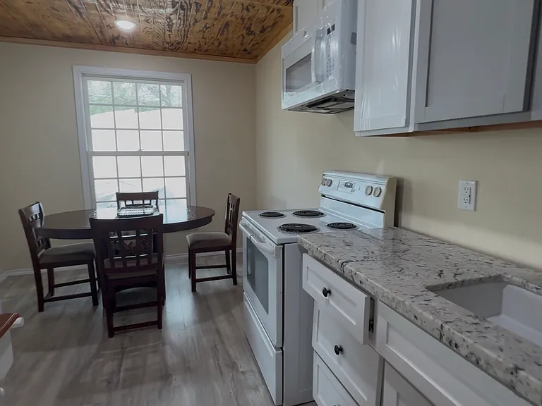 802 Lakeview Ln — Photo 6
