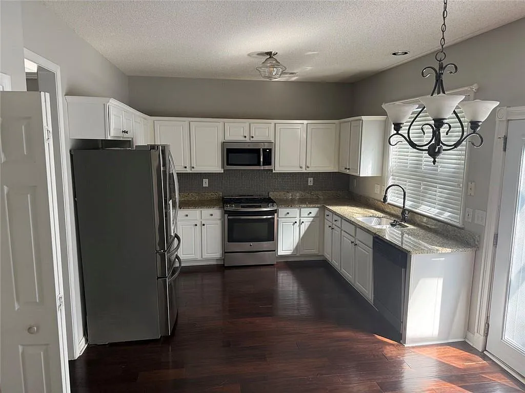 4 bed, 3.5 bath, 3221 sqft, $3,000 — Photo 4