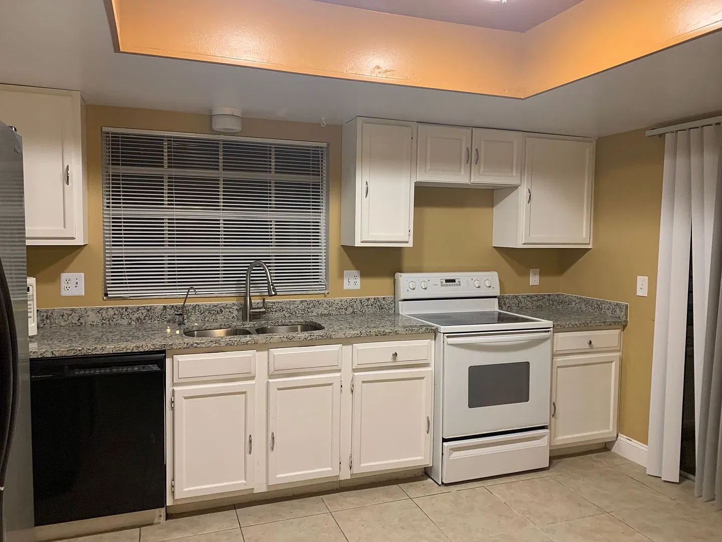 Conveniently Located 4/2 with Fenced Backyard in Winter Springs! — Photo 2