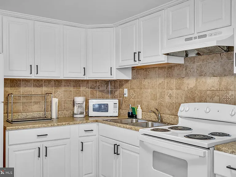 905 W Marshall St #2 — Photo 24