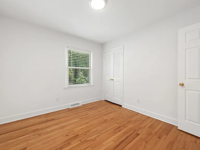 1129 Eastview Dr — Photo 3