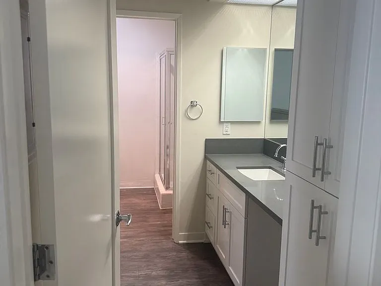 Windsor Place Apartments — Photo 14