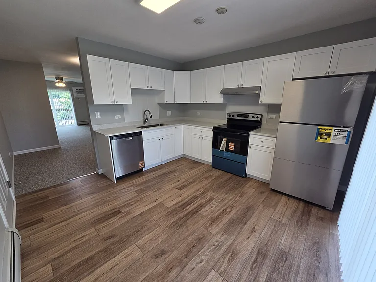 539 W 61st St #C — Photo 2