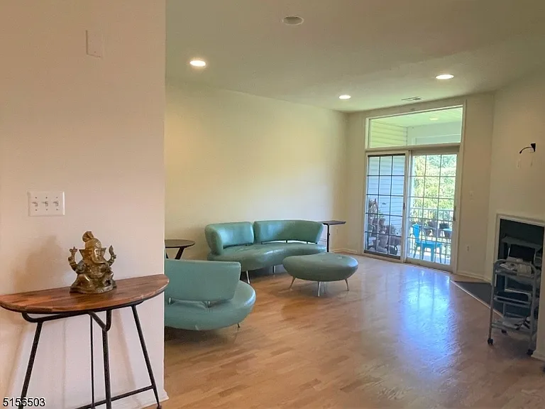 210 Edmonton Ct — Photo 5