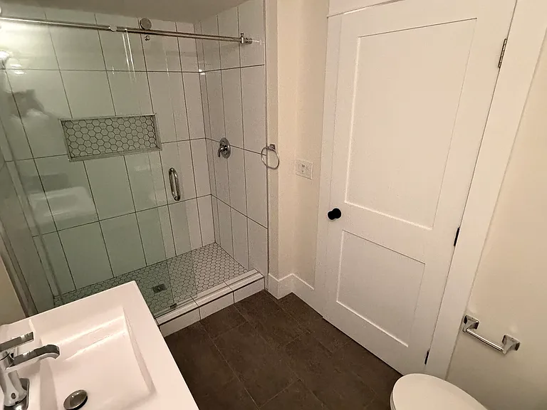 422 E Walnut St — Photo 8