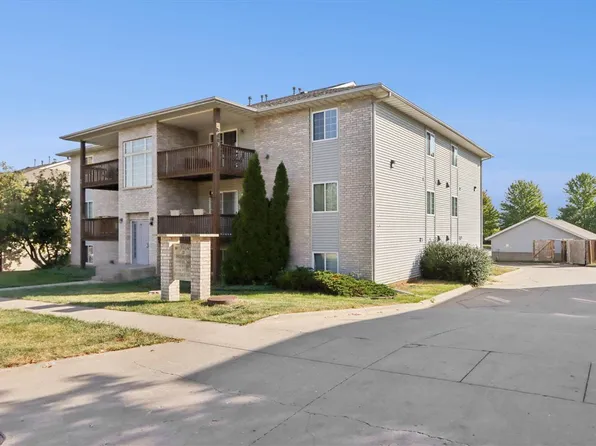 66 Westside Dr, Iowa City, IA 52246