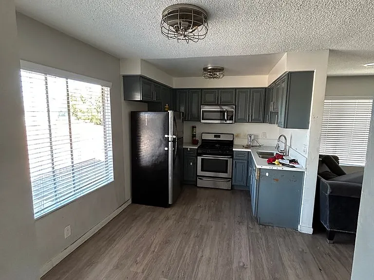 12128 Ramona Ave — Photo 29