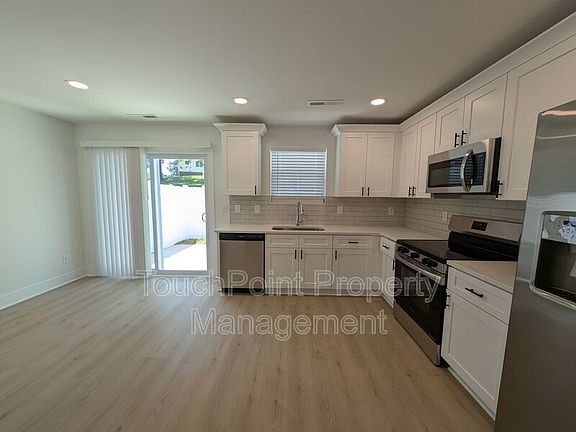 4th image of 1415 Arden Ave