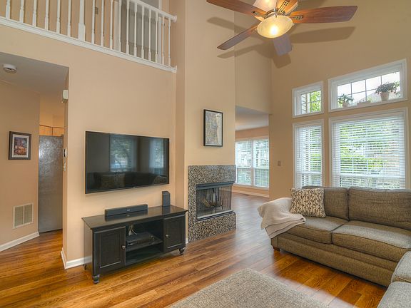 4th image of 322 Club House Dr