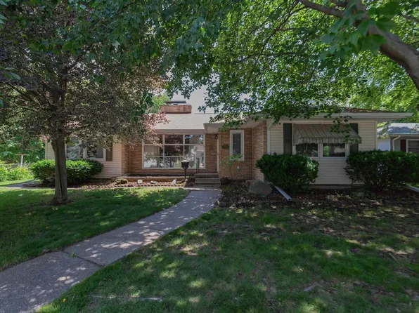 1635 Eastmere Dr, Davenport, IA 52803