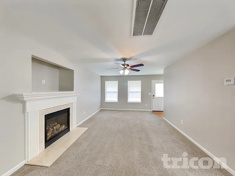 106 Newport Dr — Photo 2