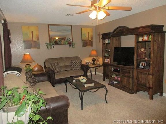 3rd image of 1009 E Jefferson Dr