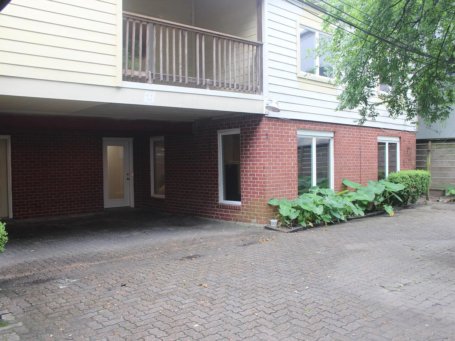 3 bed, 2.5 bath, 2000 sqft, $2,400 — Photo 2