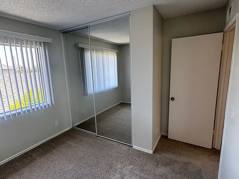 1236 Devonshire Ln — Photo 26