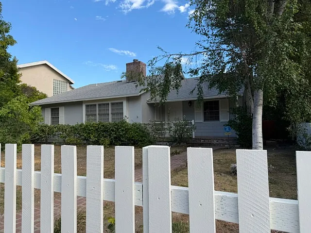 13810 Magnolia Blvd — Photo 2
