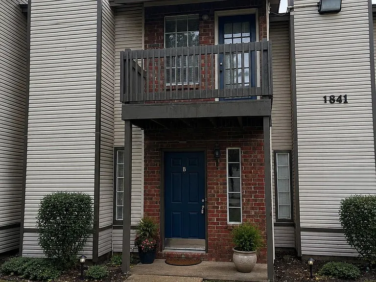 1841 River Crossing Cir #B — Photo 1