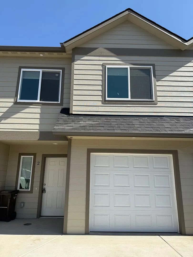 Charming 2 Bedroom Townhome - Half Off First Months Rent! — Photo 1