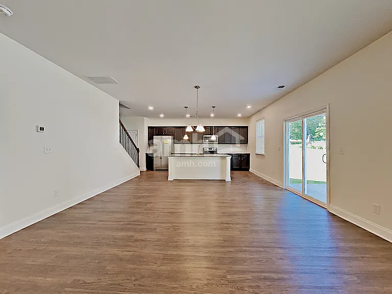 124 Lindridge Dr — Photo 4