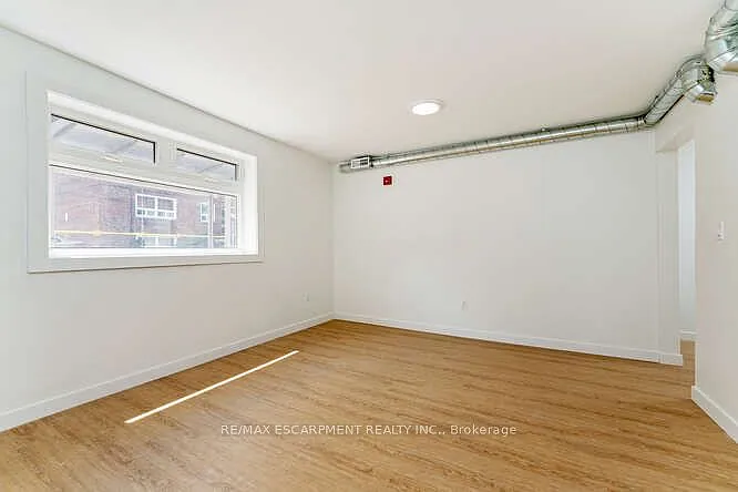 Building Photo - 127 Victoria Ave S #1