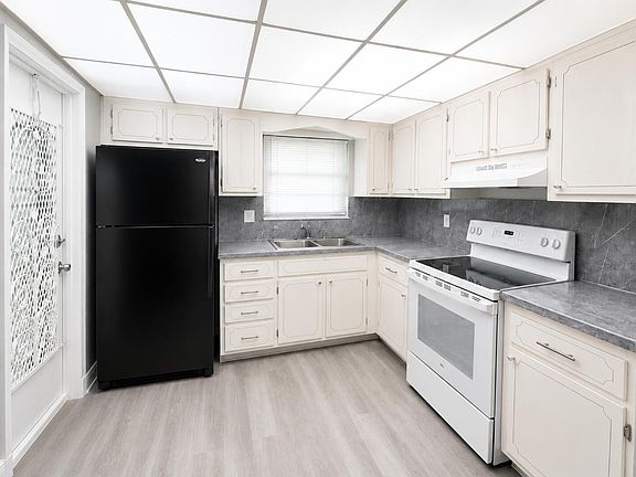 3rd image of 2031 DEWEY Street #101