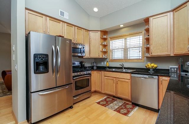 MAPLE CABINETRY, STAINLESS STEEL APPL, UNDERMOUNT STAINLESS STEEL SINK, MAYTAG REFRIG, GE PROFILE GAS RANGE & MICRO, BOSCH DISHWASHER