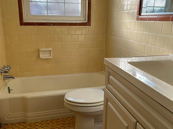 Tiled bath with natural light