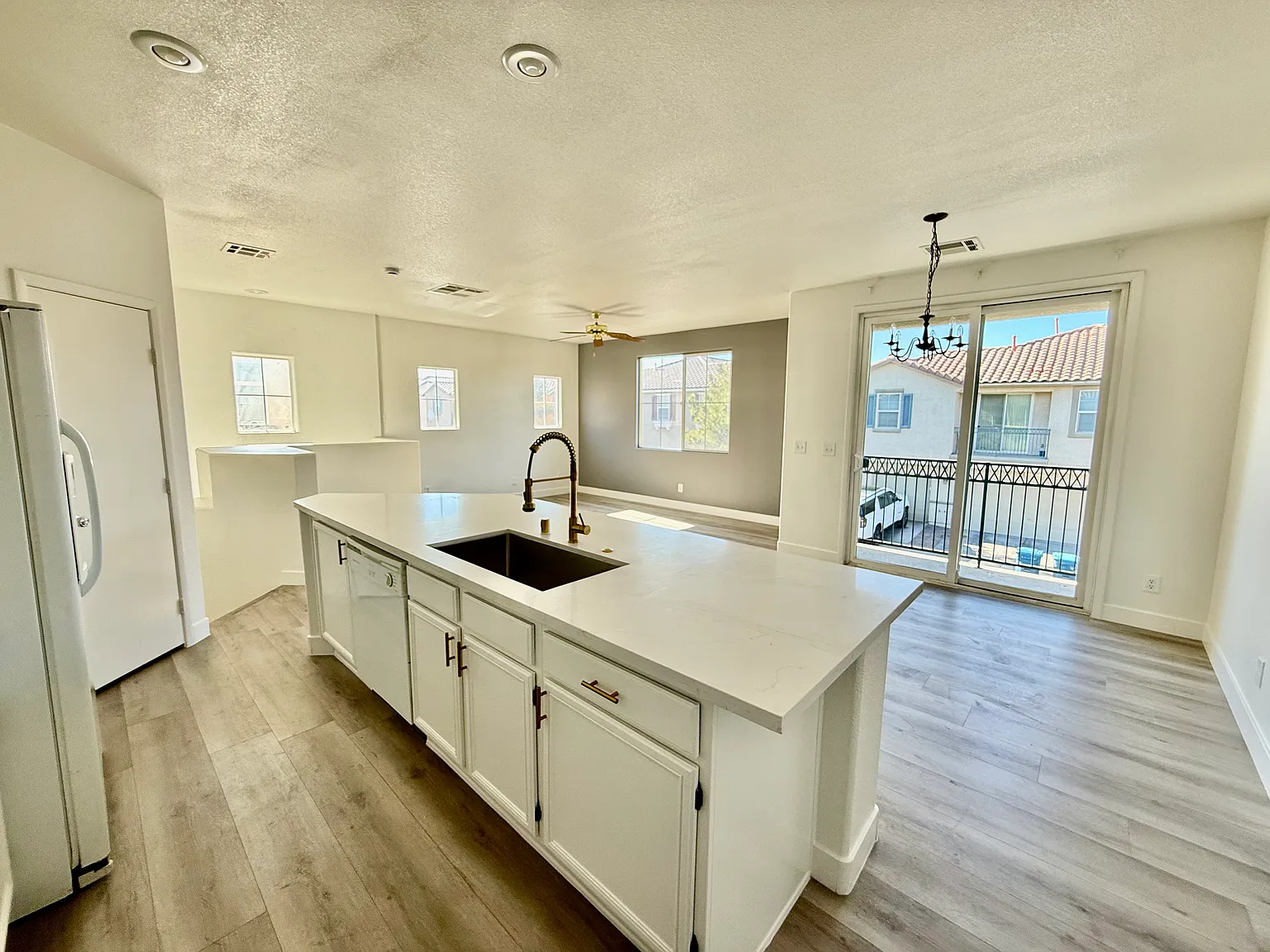 2 bed, 1220 sqft, $2,000 — Photo 2