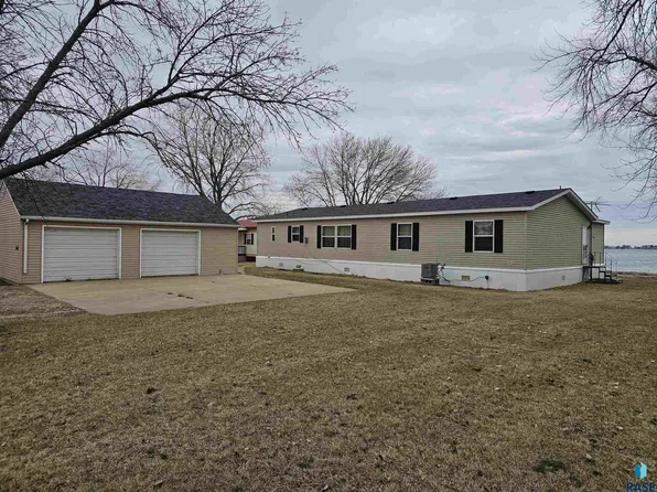 3441 N Shore Dr, Wentworth, SD 57075