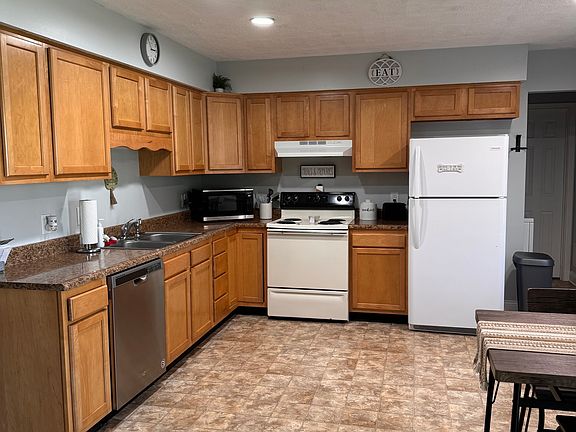 3rd image of 594 Hickory Dr