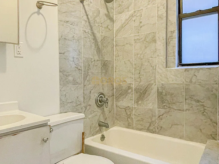 700 E 9th St #6 — Photo 6