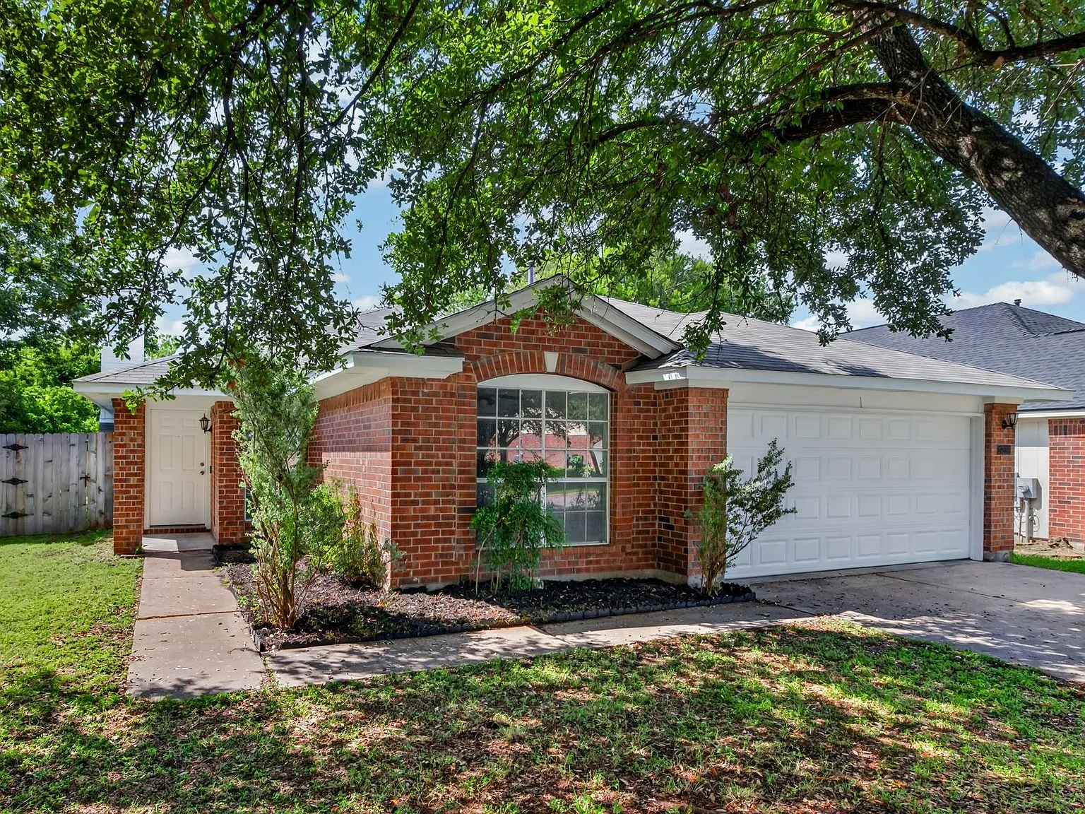 3 bed, 2.0 bath, 1560 sqft, $1,825 — Photo 2