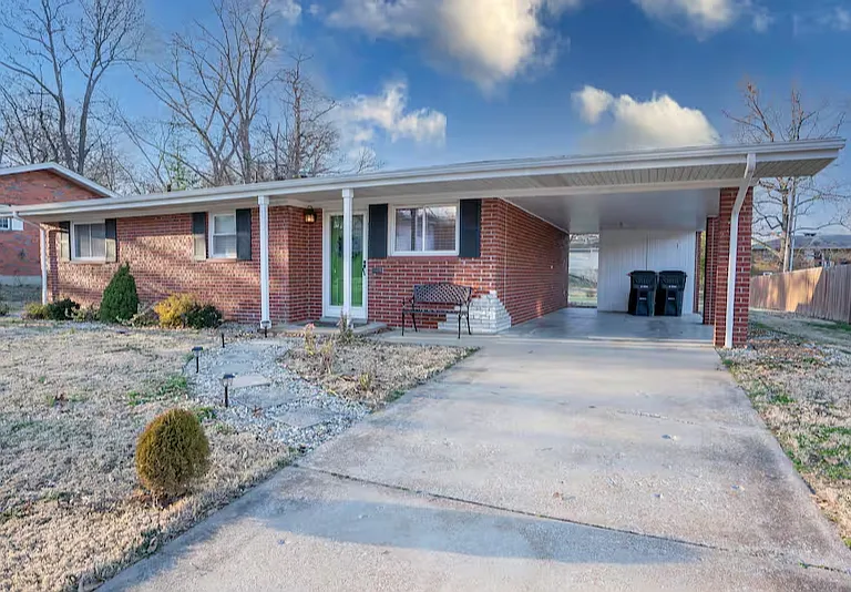 213 Columbus Dr — Photo 1