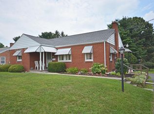 225 S 8th St, Akron, PA 17501