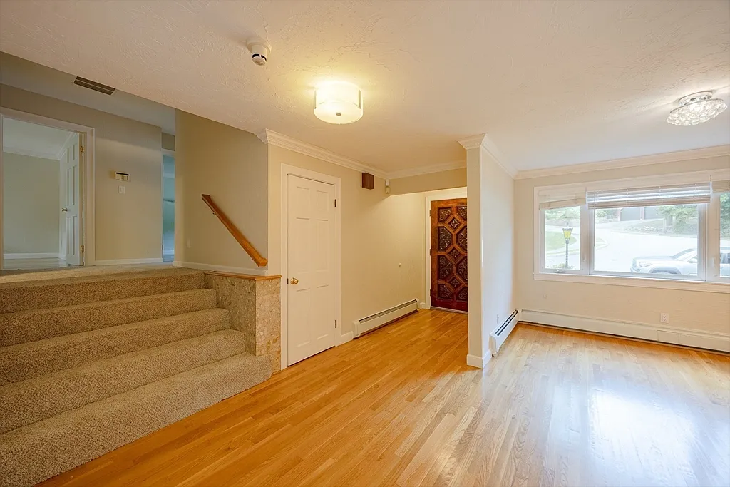 3 bed, 3.0 bath, 1930 sqft, $5,750 — Photo 2