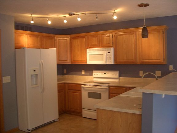 3rd image of 1706 N 176th Plz