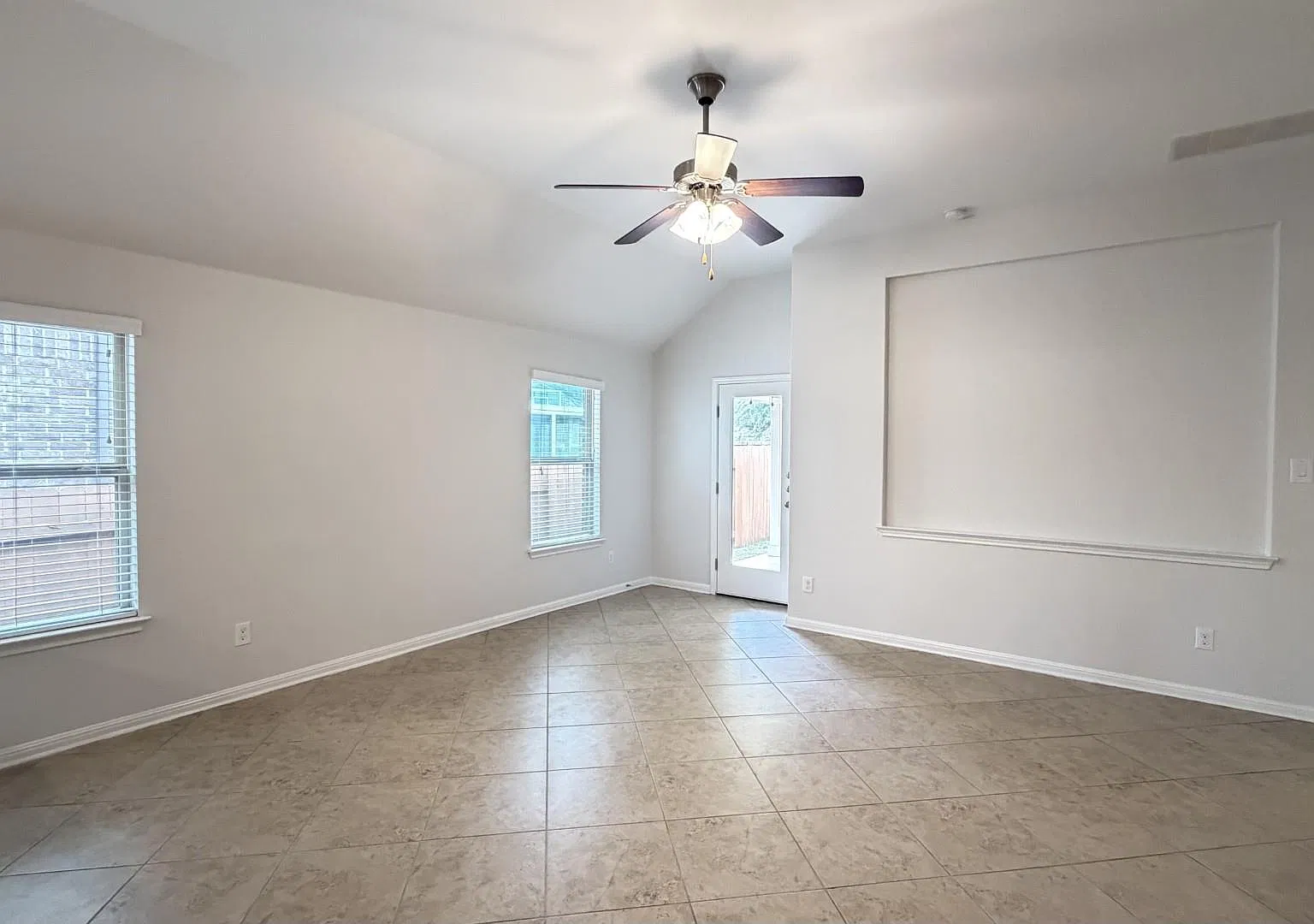 3 bed, 2.0 bath, 2043 sqft, $3,100 — Photo 3