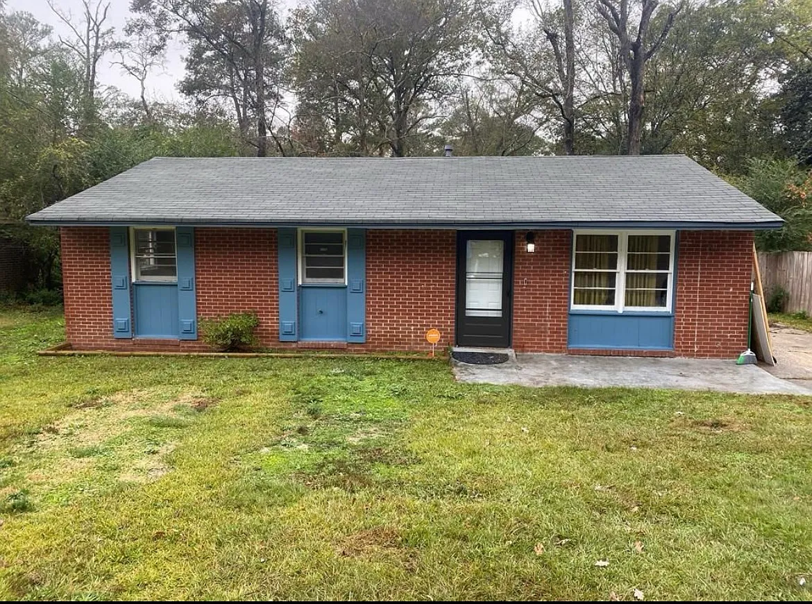 3 bed, 1000 sqft, $1,200 — Photo 1