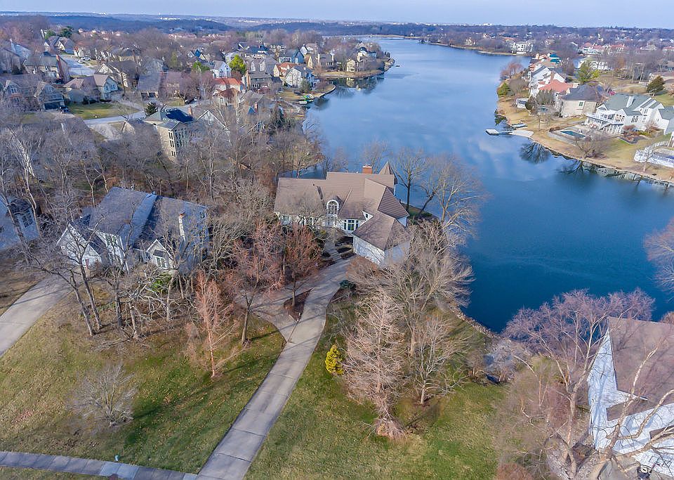 1st image of 332 NE Brockton Dr