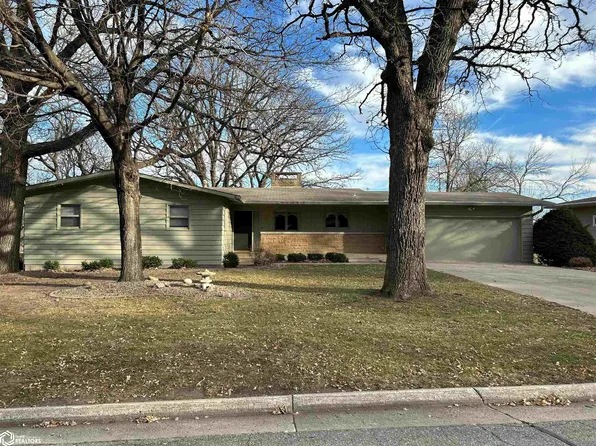 122 Central Dr, Forest City, IA 50436