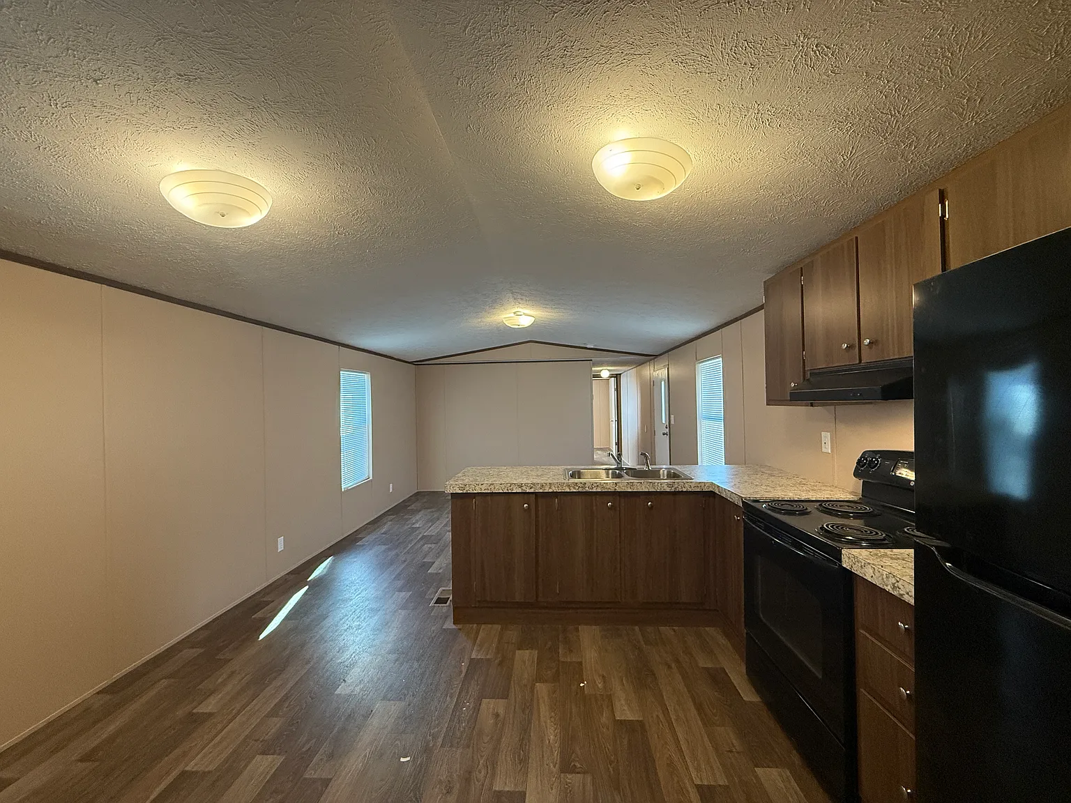 3 bed, 960 sqft, $1,550 — Photo 1